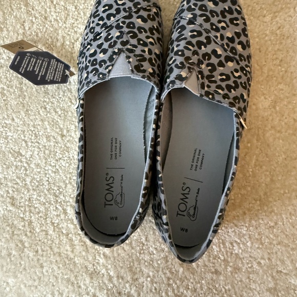 NWT TOMS Women’s Gray and Black Animal Print Slip-Ons Size 8 - Picture 6 of 8